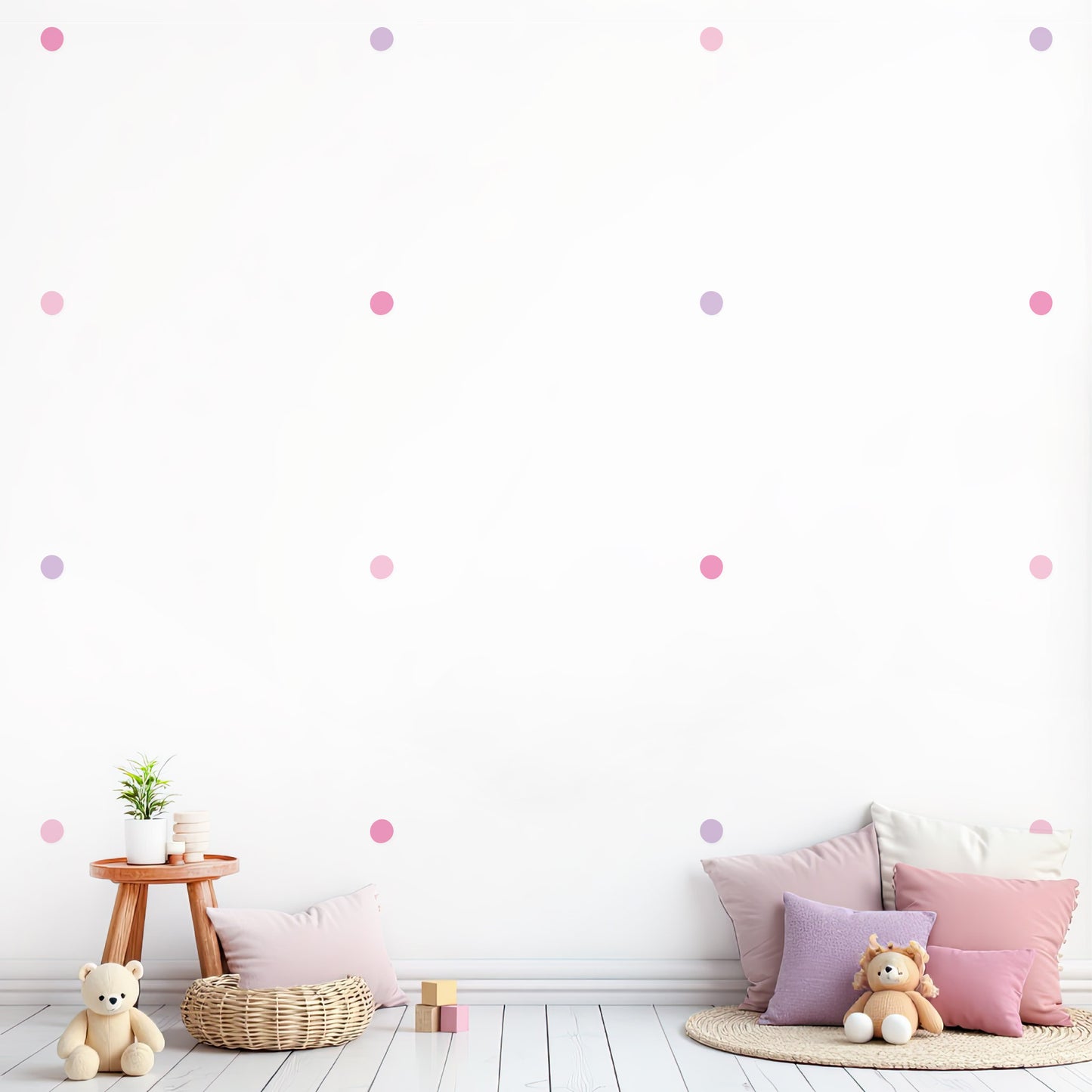 Chambre d'enfant décorée avec des stickers muraux pois ronds couleurs rose bonbon et lilas. Décoration murale pastel et girly pour chambre de bébé ou petite fille.