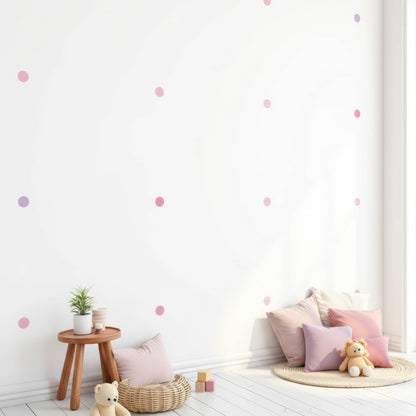 Stickers muraux pois rose bonbon pour une décoration de chambre d'enfant moderne au Maroc, avec un coin lecture minimaliste et apaisant.