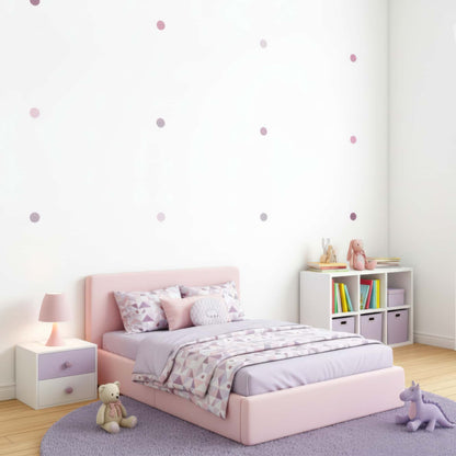 Une chambre enfant moderne et harmonieuse décorée avec des stickers pois teintes violet, s'accordant parfaitement avec le linge de lit pastel. Idéal pour une décoration murale tendance.