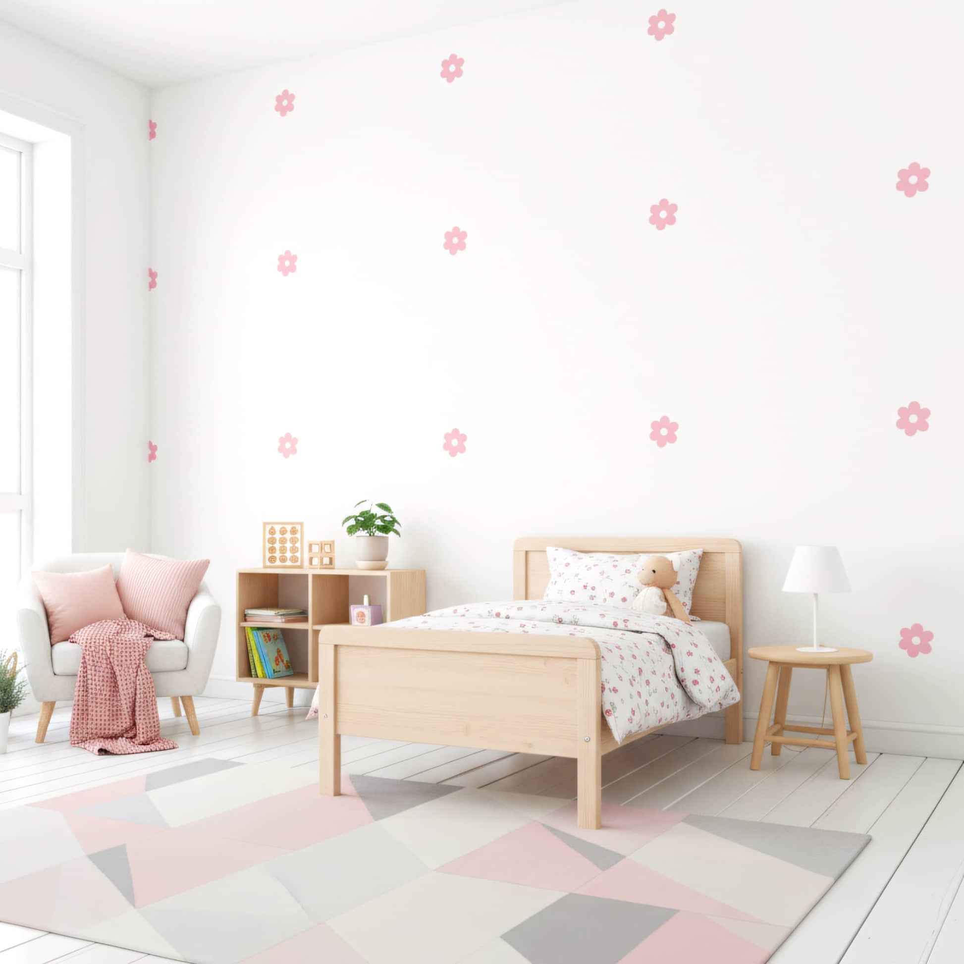 Stickers fleurs marguerites roses créant une ambiance féerique dans une chambre d'enfant et de bébé au Maroc.