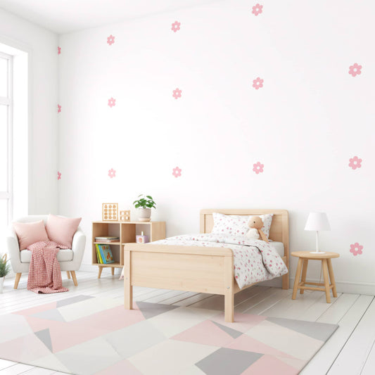 Stickers fleurs marguerites roses créant une ambiance féerique dans une chambre d'enfant et de bébé au Maroc.
