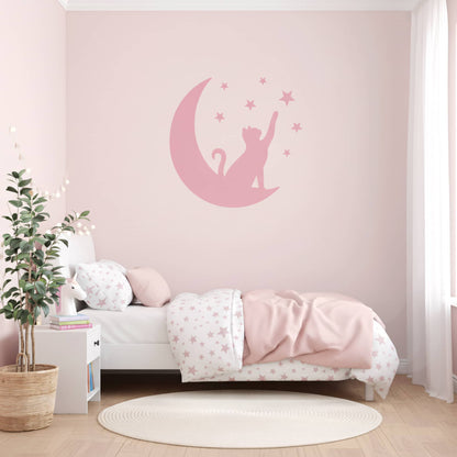 Une chambre fille avec des murs peints en rose et un grand sticker mural de Chat Lunaire rose, créant une ambiance harmonieuse pour la décoration chambre enfant au Maroc.