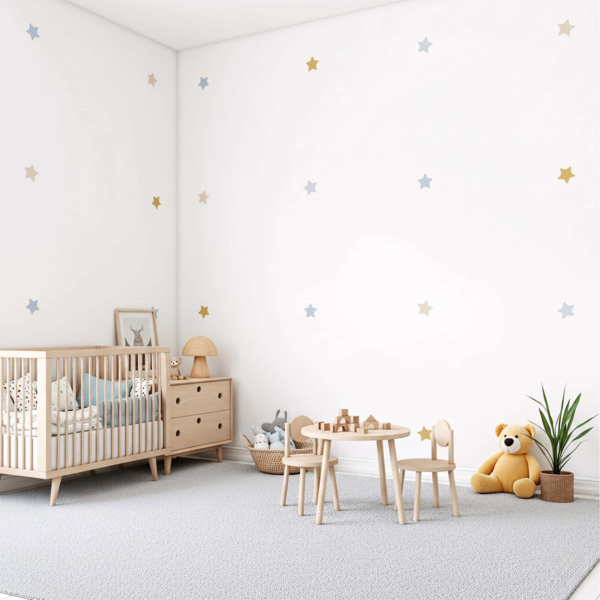 Décoration murale de chambre de bébé garçon avec des stickers étoiles bleu doré au-dessus du lit, créant un environnement de rêve et de douceur au Maroc.