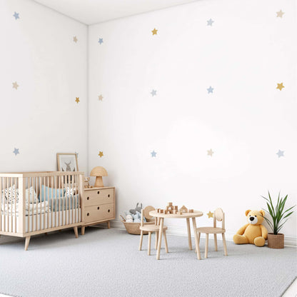 Décoration murale de chambre de bébé garçon avec des stickers étoiles bleu doré au-dessus du lit, créant un environnement de rêve et de douceur au Maroc.