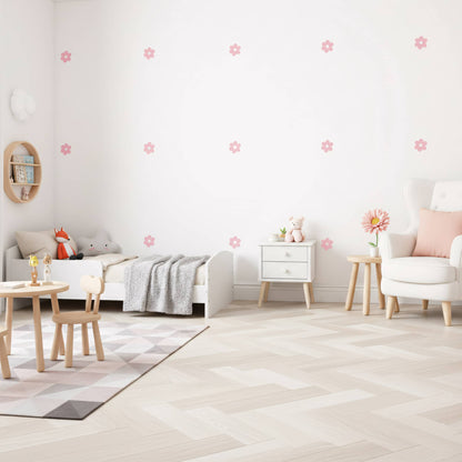 Un enfant joue joyeusement dans sa chambre décorée de stickers fleurs marguerites roses, un élément de décoration murale qui inspire la créativité et l'émerveillement.