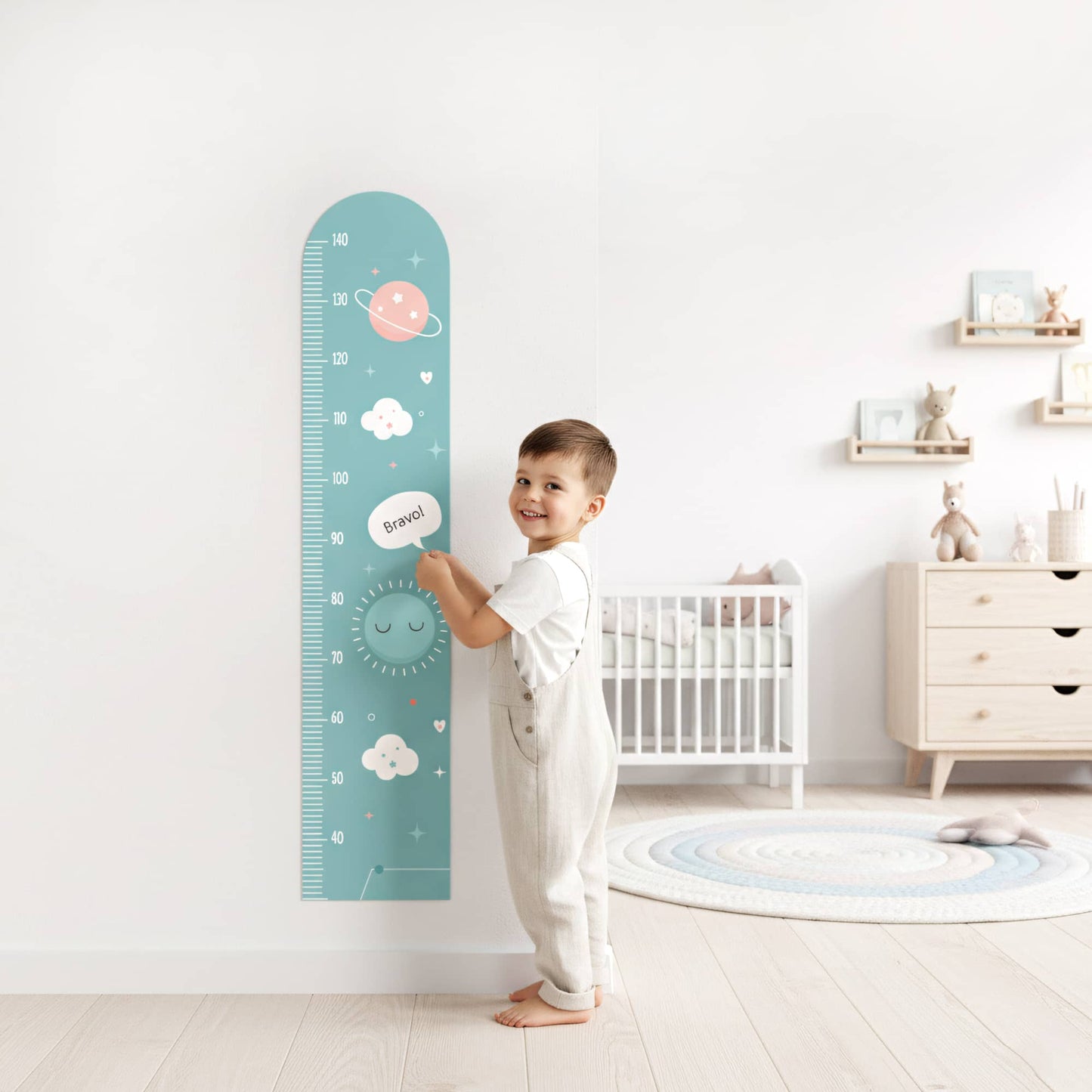 Toise Planètes en stickers muraux dans une chambre de bébé au Maroc, idéale pour suivre la croissance de l'enfant.