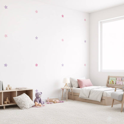 Décoration chambre enfant Maroc : Stickers muraux étoiles rose bonbon sur mur blanc à côté d'une fenêtre.