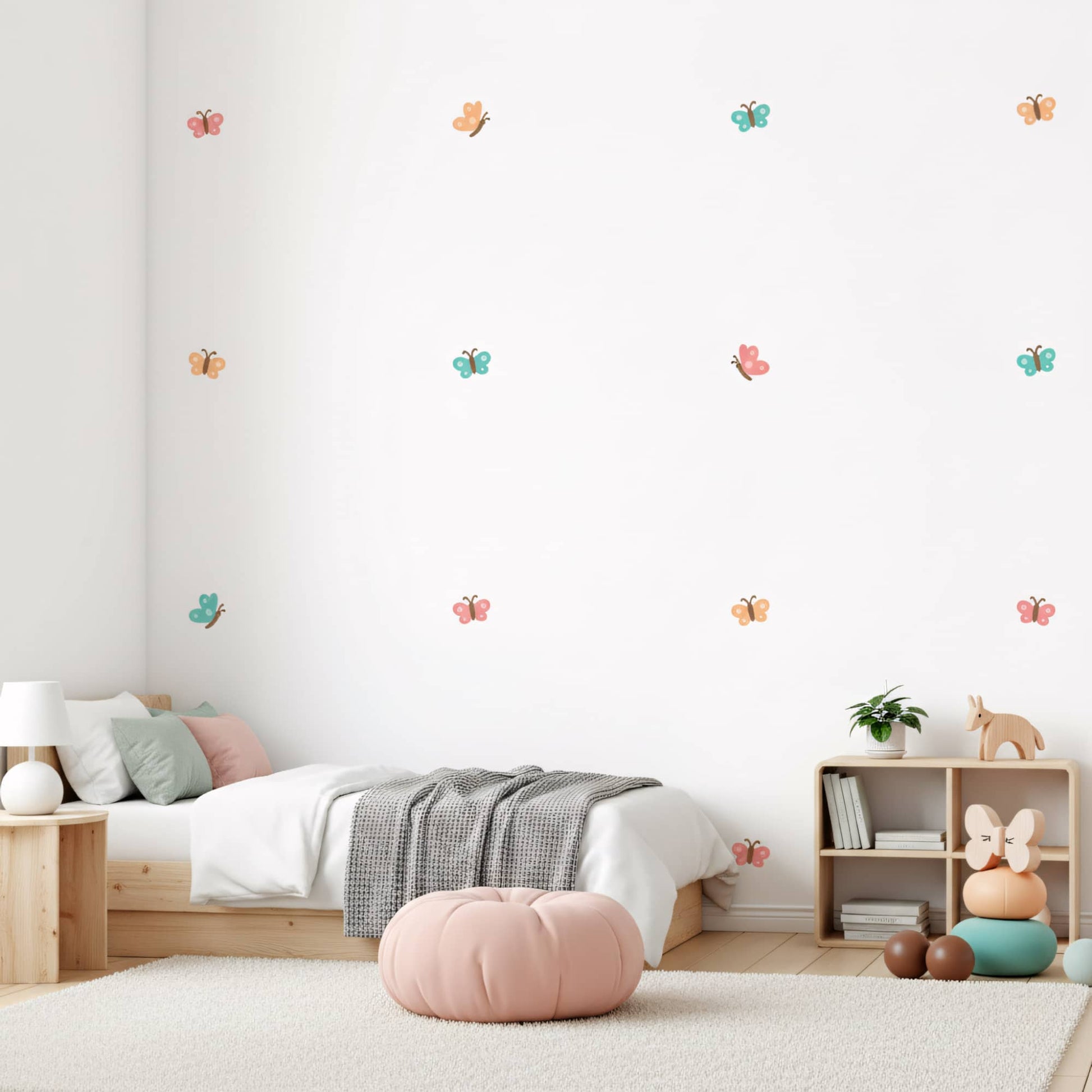 Chambre d'enfant style moderne avec lit en bois, décorée de stickers muraux papillons. Belle idée de décoration murale. Stickers disponibles au Maroc. Multicolore