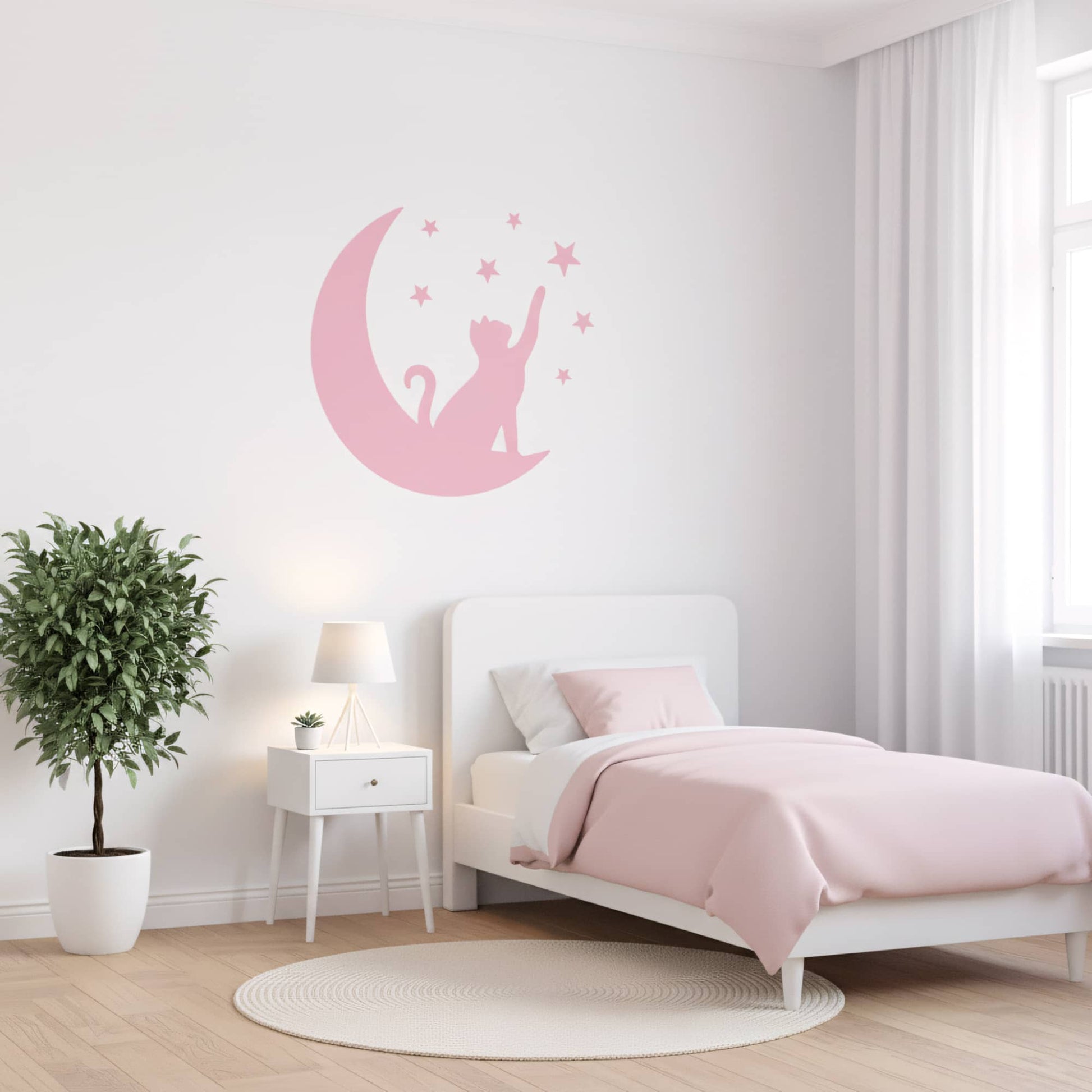 Chambre moderne avec un lit simple et un sticker mural du Chat Lunaire rose, un élément clé de la décoration chambre enfant au Maroc.