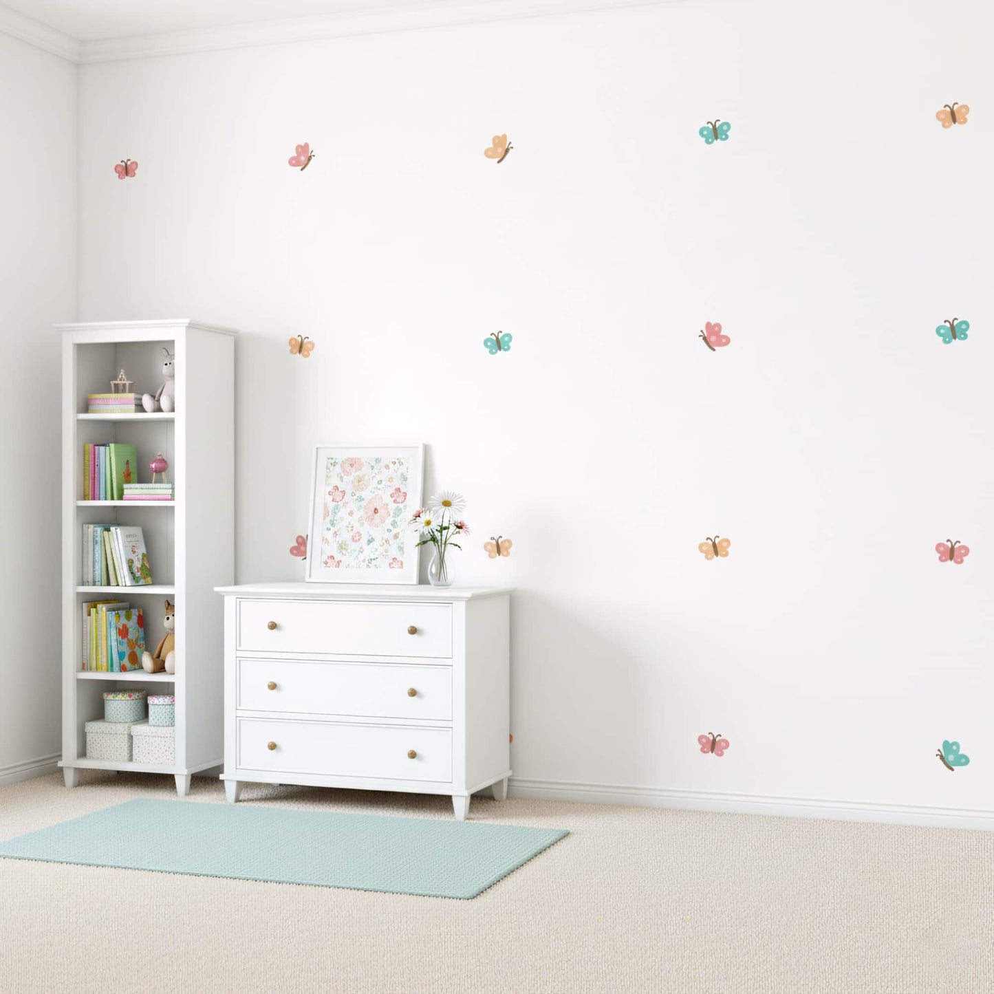 Ambiance de chambre d'enfant décorée avec des stickers muraux papillons colorés. Une idée de décoration murale douce. Stickers en vinyle au Maroc. Multicolore