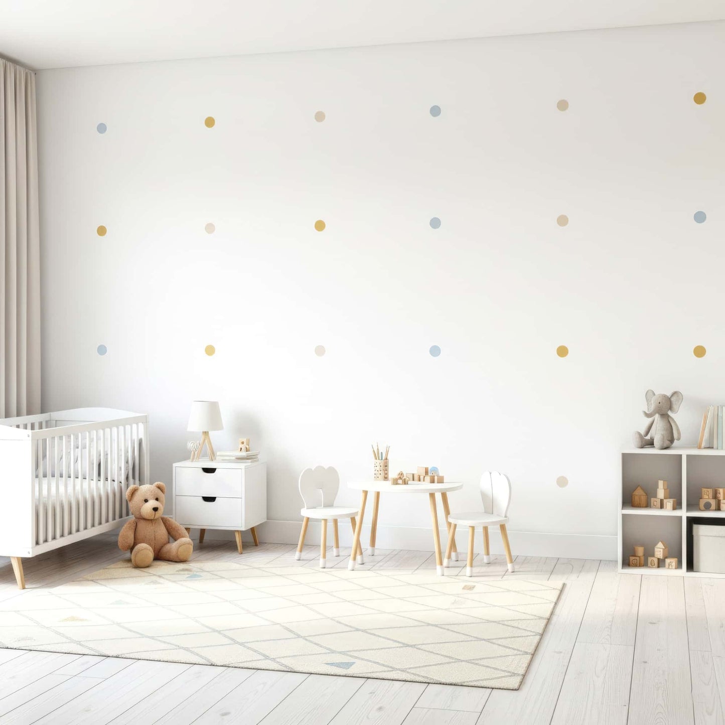 Une chambre d'enfant minimaliste avec des stickers pois en tons de bleu et de doré, ajoutant une touche de couleur subtile à la décoration murale au Maroc.