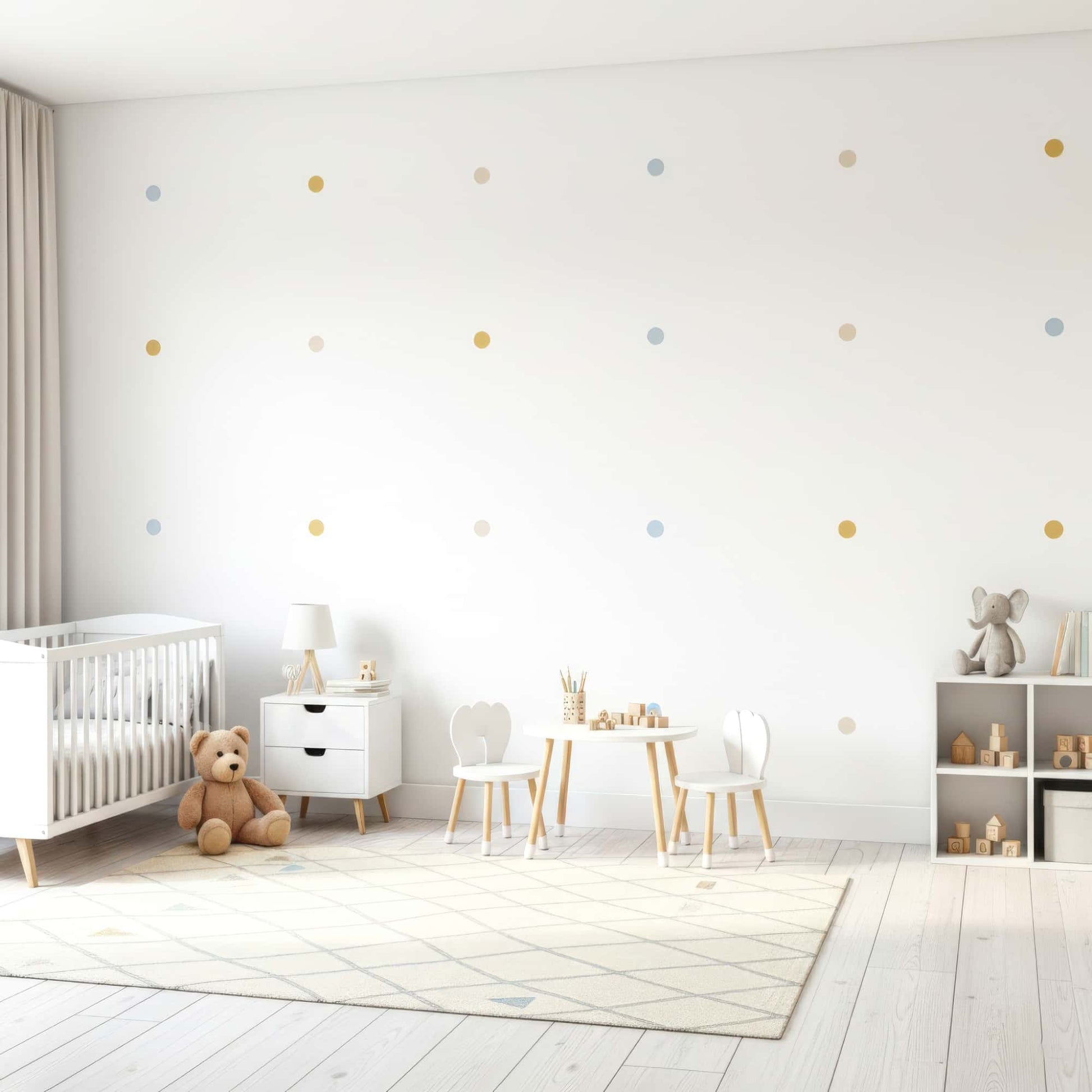 Une chambre d'enfant minimaliste avec des stickers pois en tons de bleu et de doré, ajoutant une touche de couleur subtile à la décoration murale au Maroc.