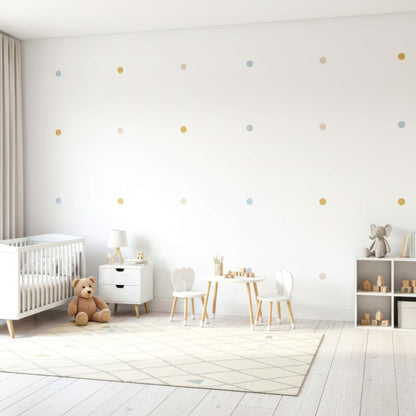 Une chambre d'enfant minimaliste avec des stickers pois en tons de bleu et de doré, ajoutant une touche de couleur subtile à la décoration murale au Maroc.