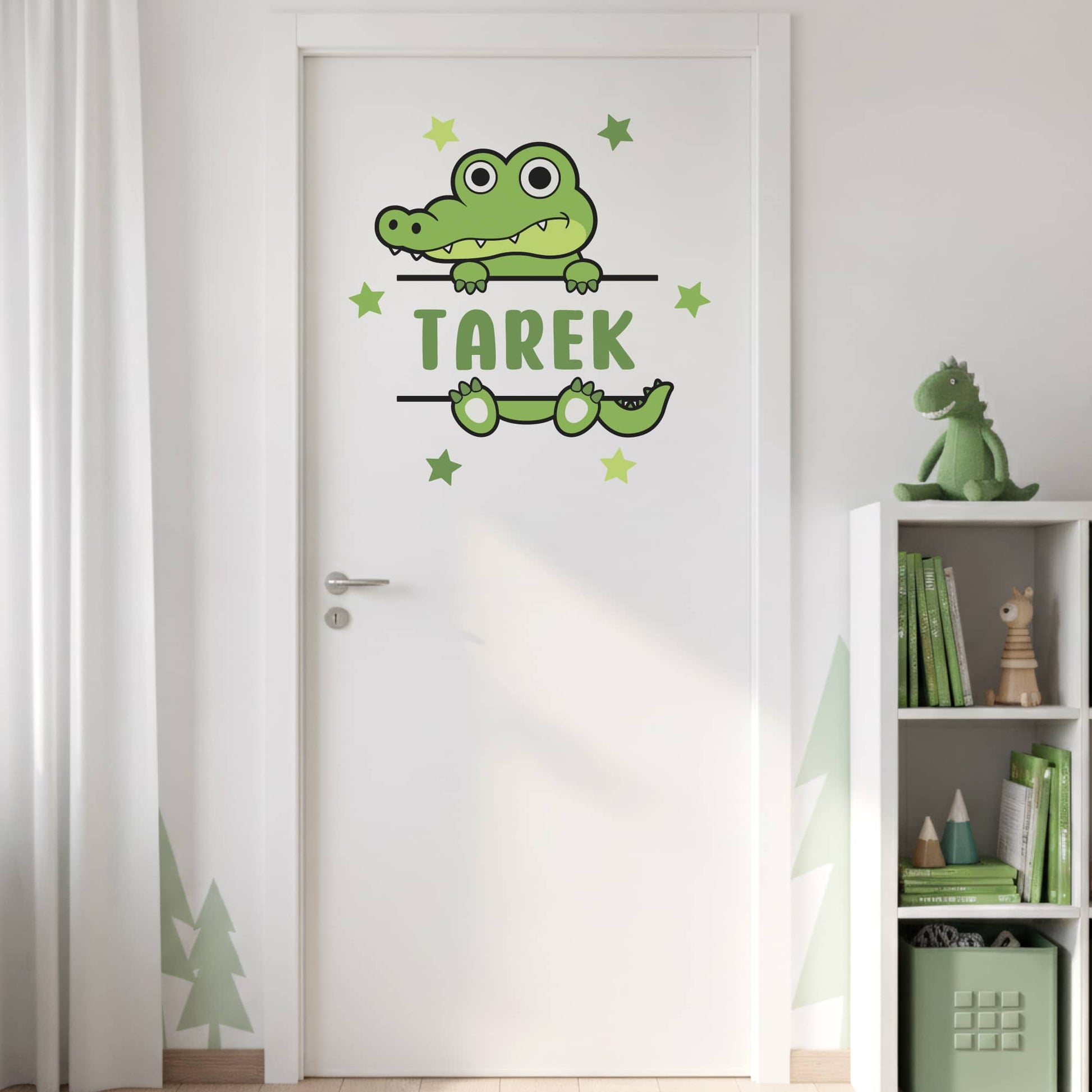 Chambre d'enfant avec sticker prénom personnalisé Crocodile sur la porte, ambiance verte et blanche.