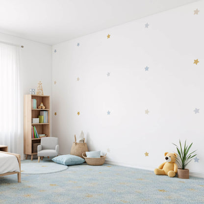 Une décoration murale moderne avec des stickers étoiles bleu et doré, parfait pour dynamiser une chambre de garçon au Maroc.
