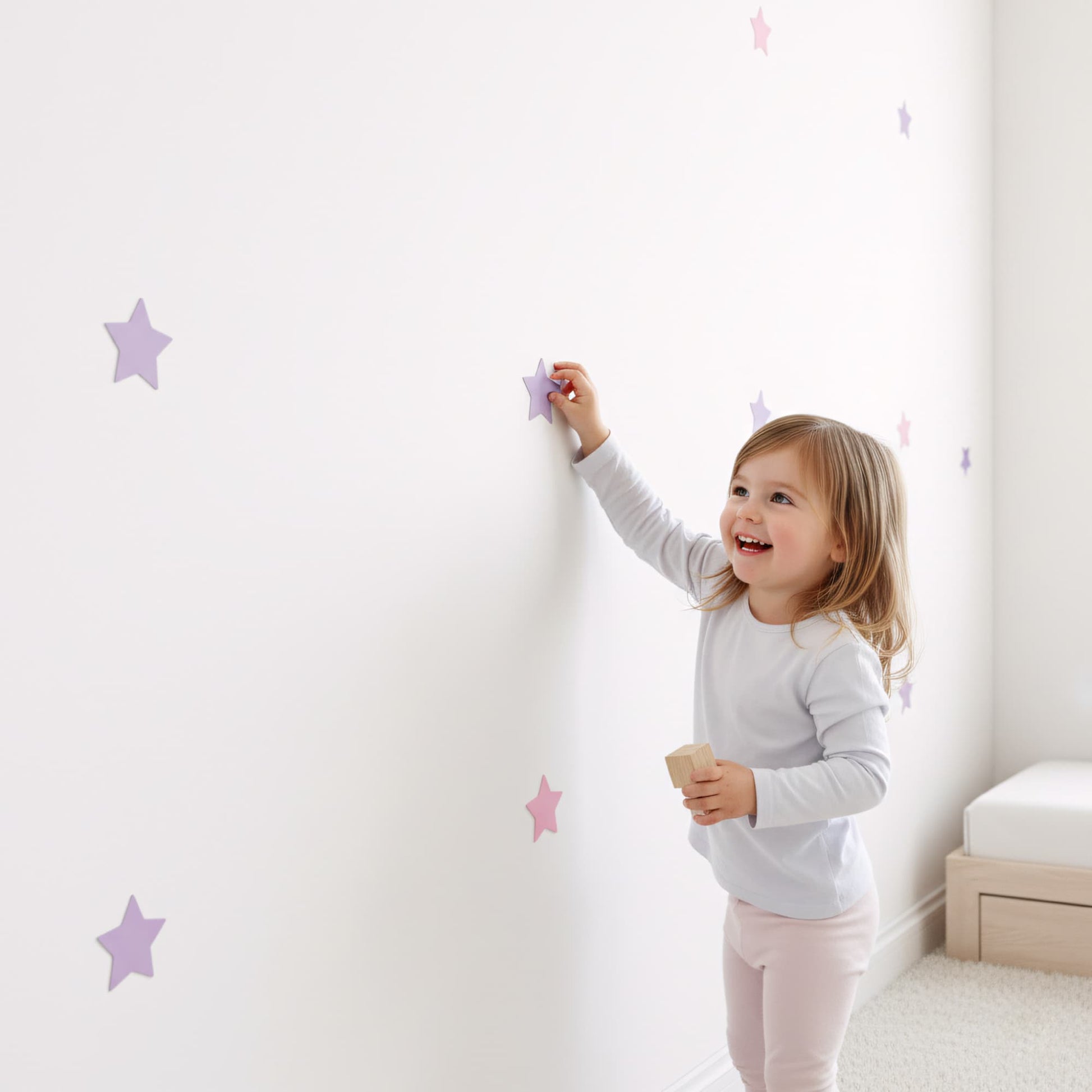 Une jeune fille souriante avec les stickers étoiles rose bonbon