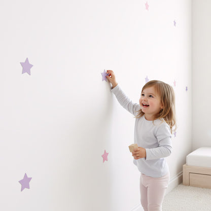 Une jeune fille souriante avec les stickers étoiles rose bonbon