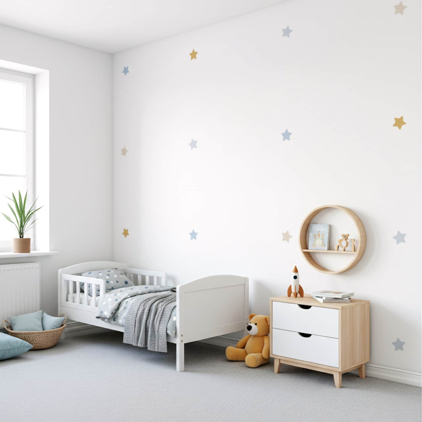 Ambiance chic et tendance avec les stickers étoiles bleu et doré sur un mur gris, une décoration murale idéale pour une chambre de garçon élégante au Maroc.