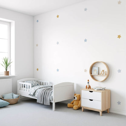 Ambiance chic et tendance avec les stickers étoiles bleu et doré sur un mur gris, une décoration murale idéale pour une chambre de garçon élégante au Maroc.