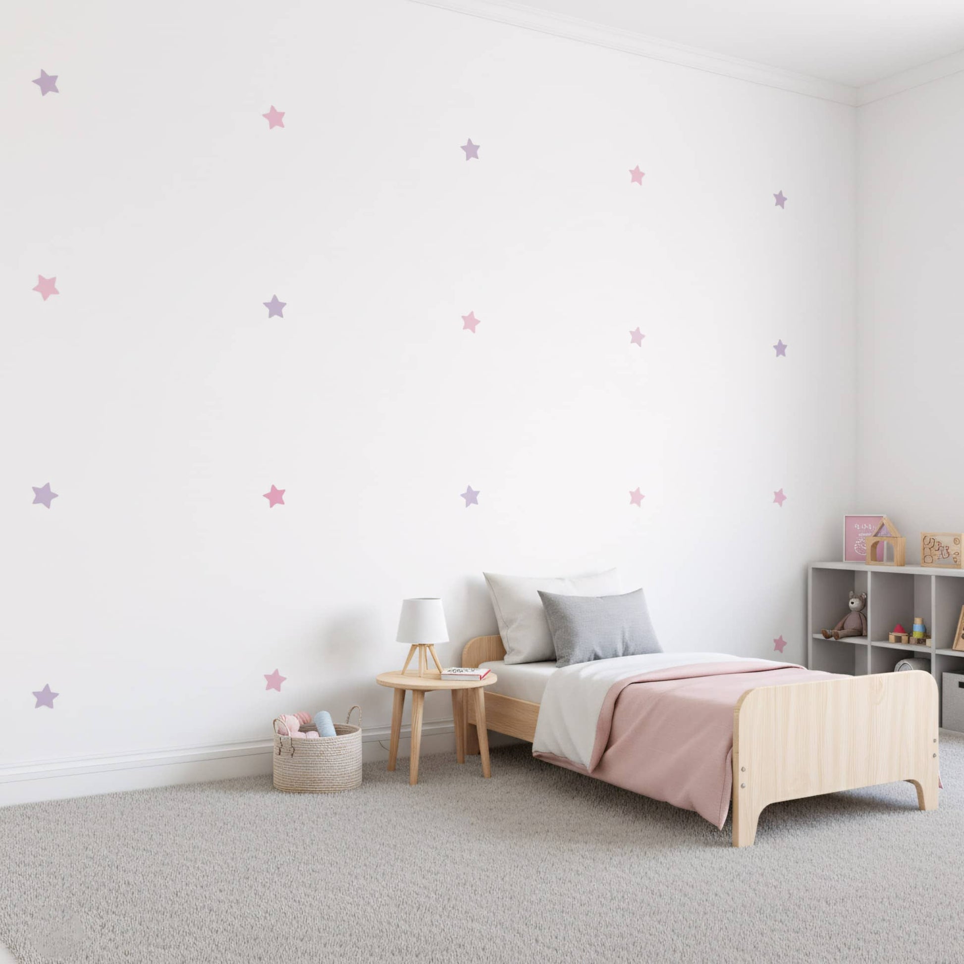 Lit enfant simple avec décoration murale de stickers étoiles au Maroc, rose bonbon.