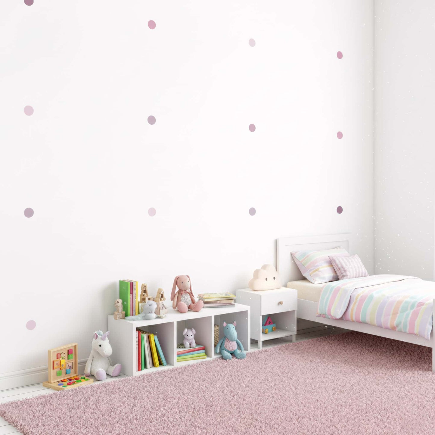 Décoration chambre fille avec stickers motifs ronds teintes violet