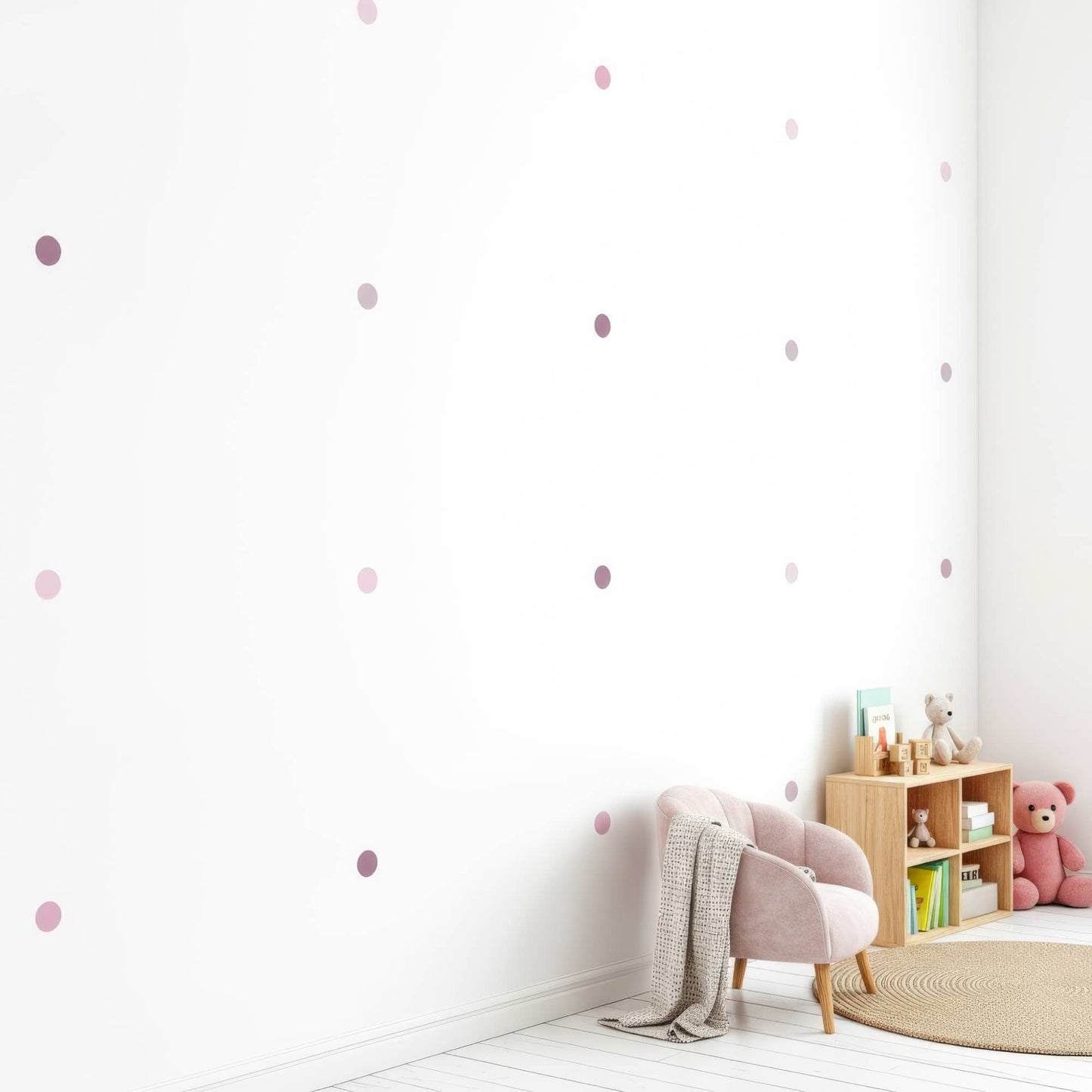 Ambiance douce et lumineuse avec des stickers muraux pois teintes violet qui créent un fond élégant pour une décoration de chambre chic et minimaliste.