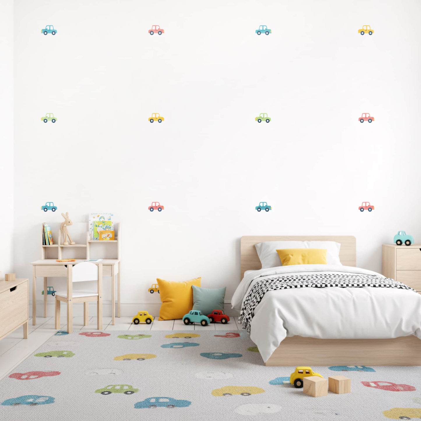 Décoration murale d'une chambre enfant au Maroc avec des stickers muraux de voitures colorées. Ambiance scandinave avec mobilier en bois clair et tapis assorti. Multicolore