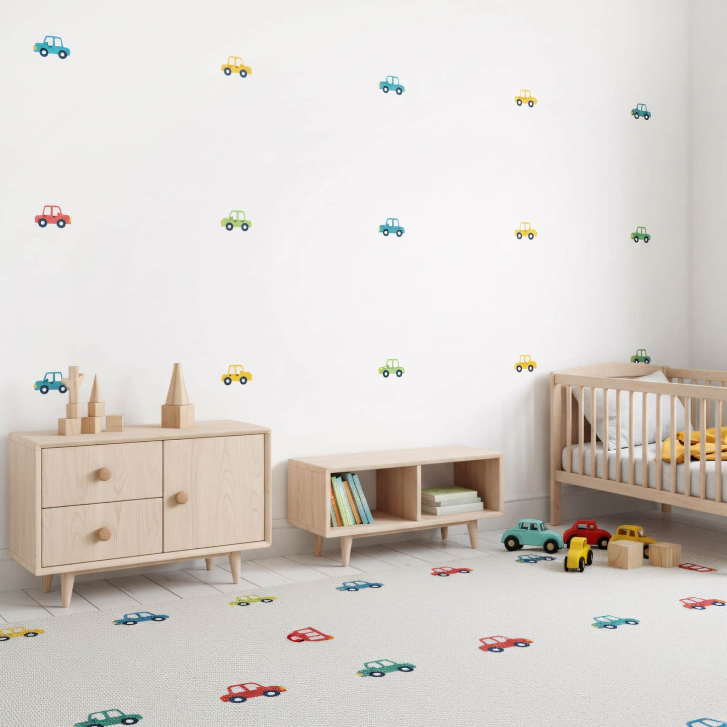 Idée de décoration chambre enfant et bébé avec des stickers muraux voitures. Meubles en bois clair et tapis imprimé voiture pour une décoration murale joyeuse au Maroc. Multicolore