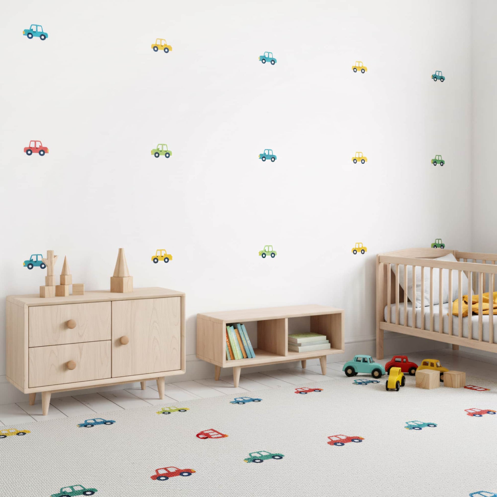 Idée de décoration chambre enfant et bébé avec des stickers muraux voitures. Meubles en bois clair et tapis imprimé voiture pour une décoration murale joyeuse au Maroc. Multicolore