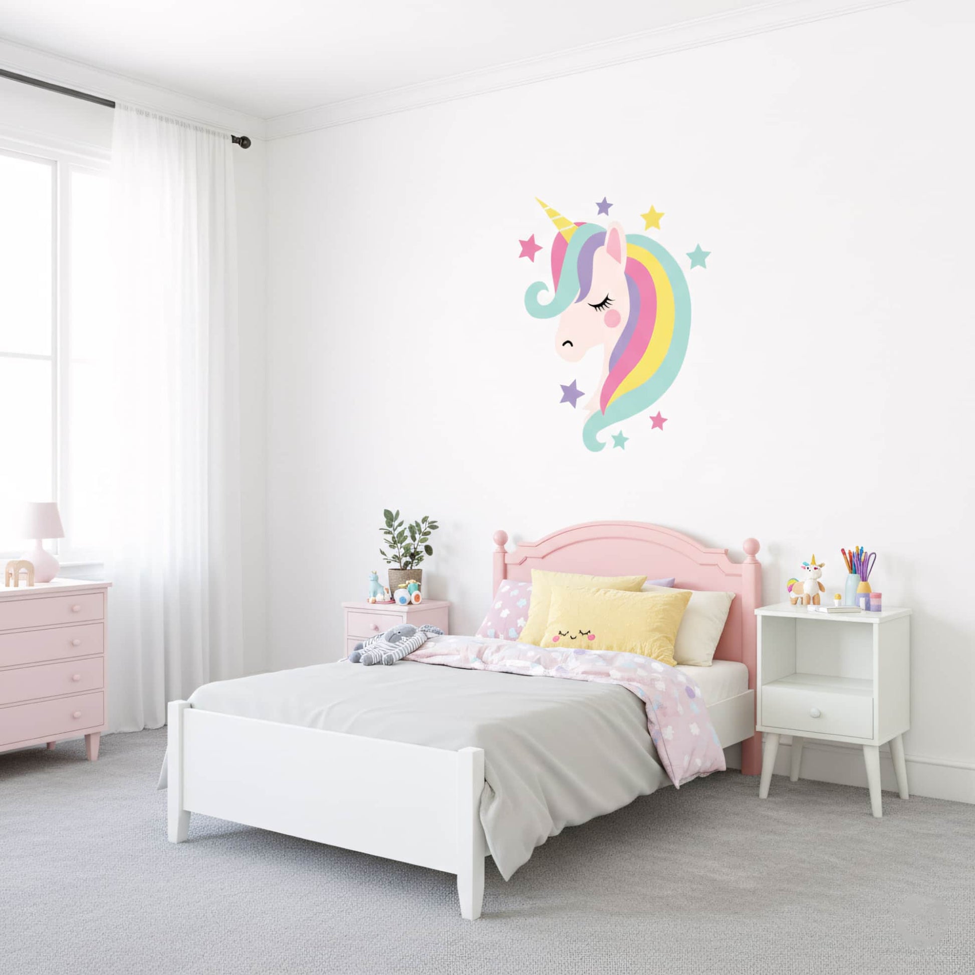 Grand sticker mural licorne au-dessus d'un lit enfant blanc. Une décoration murale qui s'adapte à tous les meubles. Stickers de qualité au Maroc.