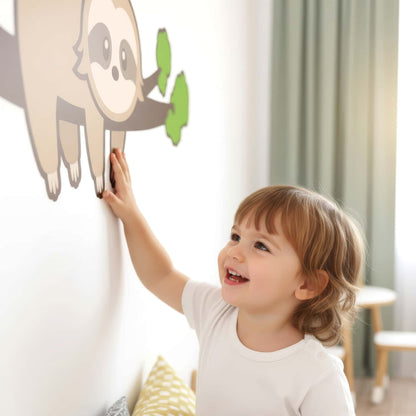 Un bébé s'amuse à toucher le sticker animal paresseux, montrant à quel point ce grand sticker est doux et captivant pour la décoration de la chambre de bébé au Maroc.