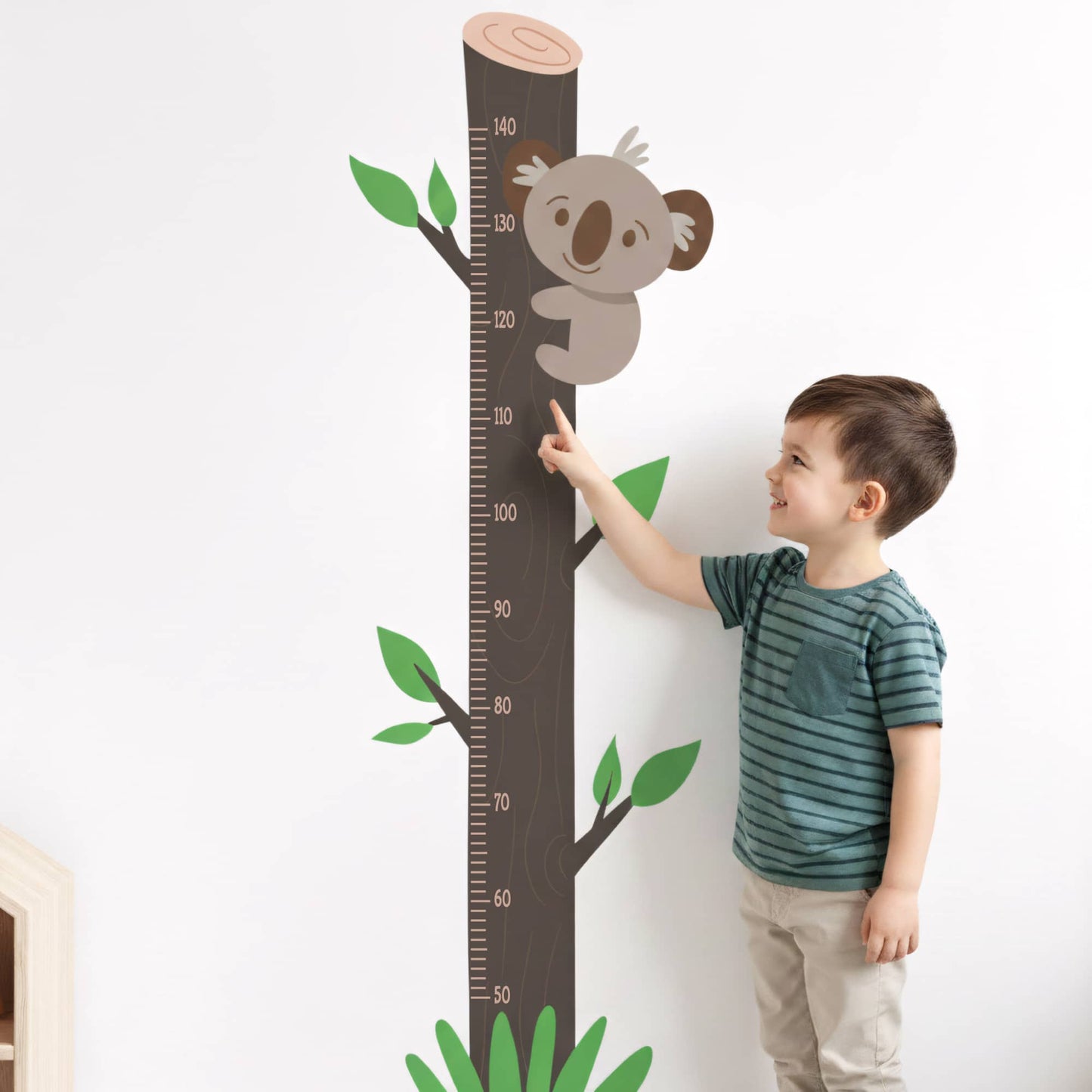 Enfant pointant la toise Arbre avec Koala, stickers muraux de décoration pour chambre d'enfant au Maroc.