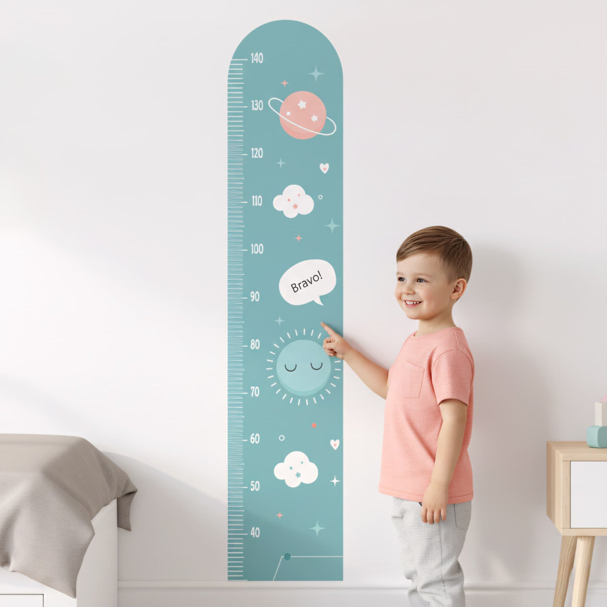Enfant mesurant sa taille sur la règle de croissance Planètes, stickers muraux pour décoration chambre enfant au Maroc.