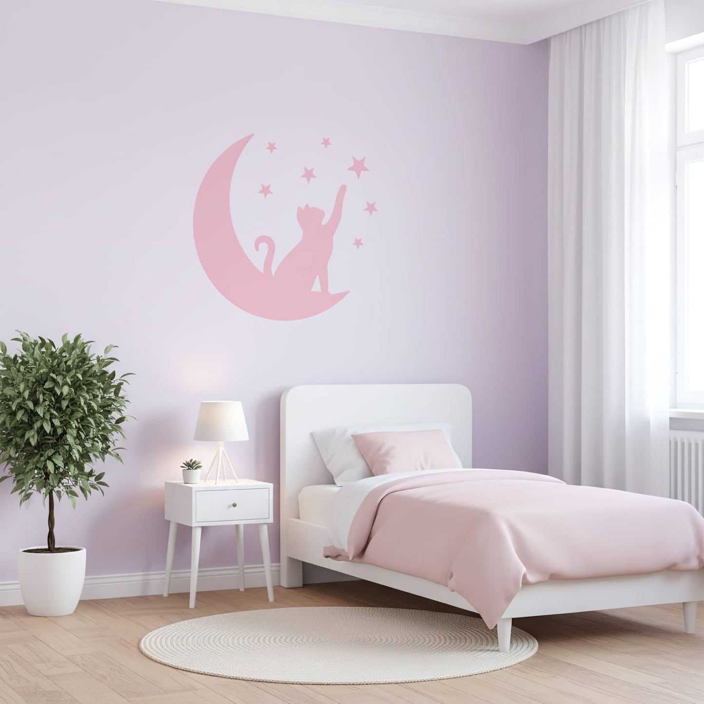 Décoration chambre enfant et bébé avec un grand sticker animaux du Chat Lunaire en rose. Ambiance douce et onirique pour une chambre fille au Maroc.