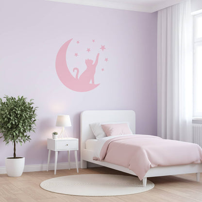 Décoration chambre enfant et bébé avec un grand sticker animaux du Chat Lunaire en rose. Ambiance douce et onirique pour une chambre fille au Maroc.