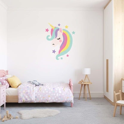 Notre sticker mural licorne dans une chambre d'enfant moderne avec lit bas. Une décoration murale facile à poser. Stickers Pixelou disponibles au Maroc.