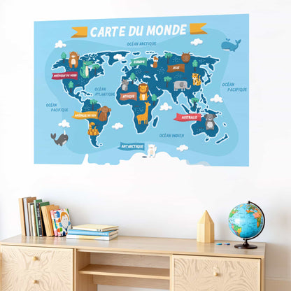 Sticker mural carte du monde animaux pour décoration chambre enfant au Maroc. Décoration murale éducative au-dessus d'un bureau avec un globe.