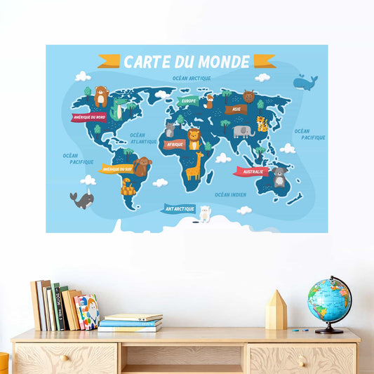 Mise en situation du sticker mural carte du monde au-dessus d'un meuble en bois. Décoration murale pour chambre enfant au Maroc. Stickers de qualité.