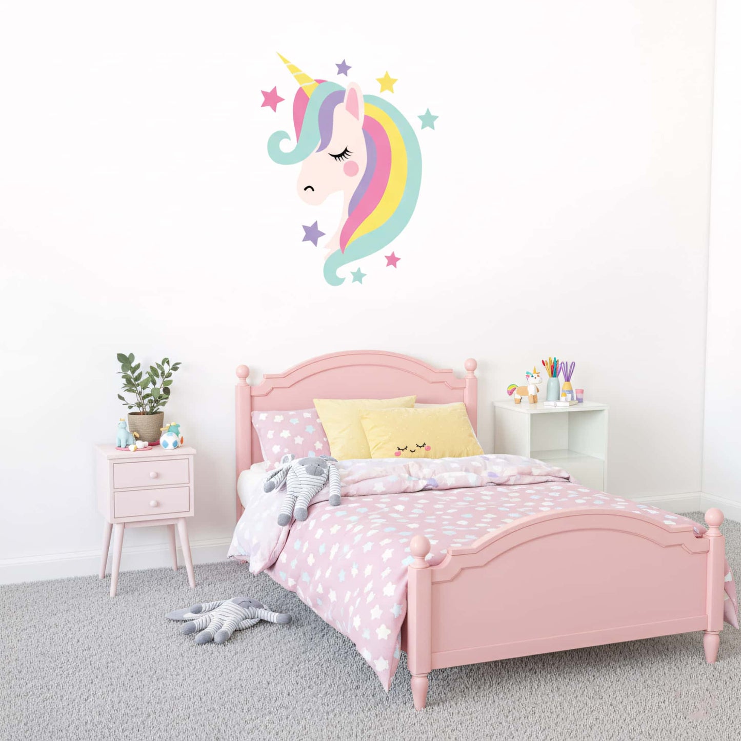 Sticker mural tête de licorne avec étoiles colorées. Décoration murale parfaite pour une chambre de petite fille. Stickers muraux par Pixelou Maroc.