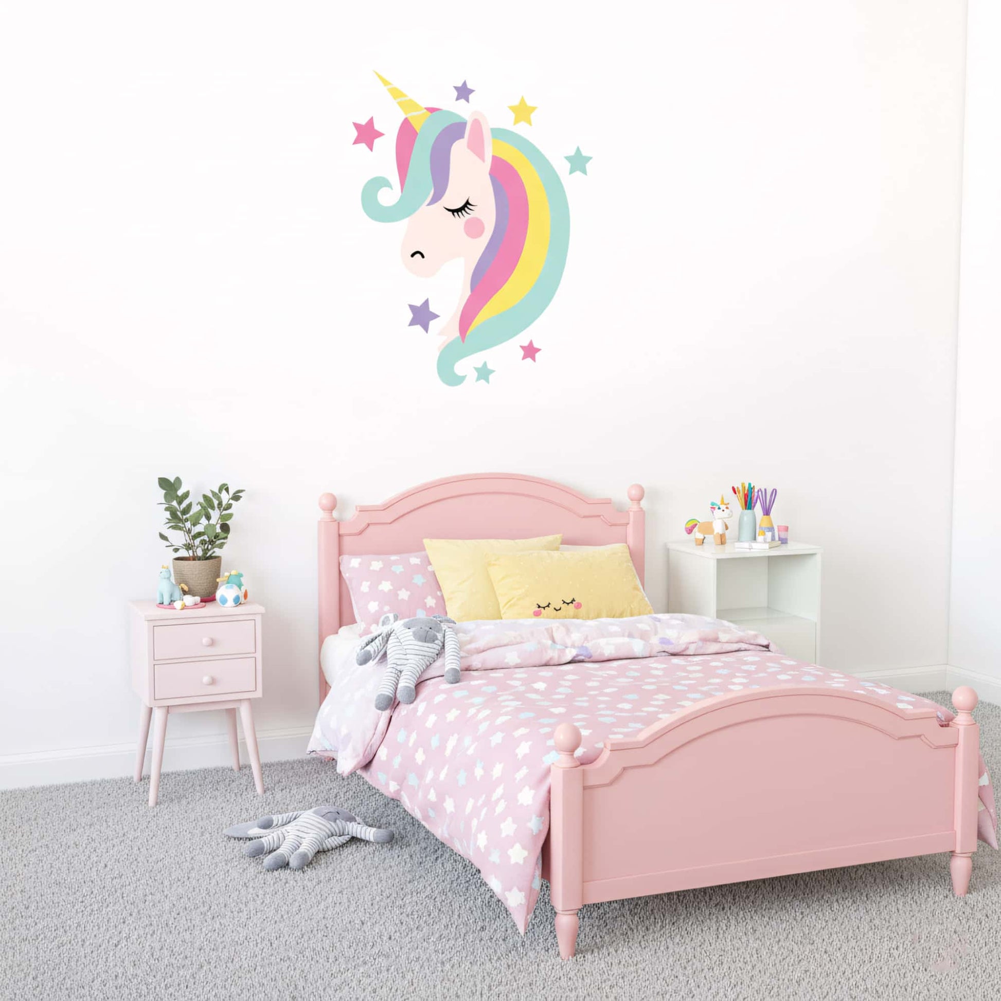 Sticker mural tête de licorne avec étoiles colorées. Décoration murale parfaite pour une chambre de petite fille. Stickers muraux par Pixelou Maroc.