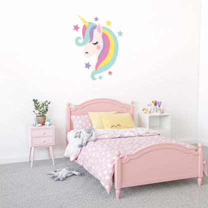 Sticker mural tête de licorne avec étoiles colorées. Décoration murale parfaite pour une chambre de petite fille. Stickers muraux par Pixelou Maroc.
