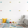 Décoration murale et jouets assortis dans une chambre enfant avec des stickers voitures. Chambre avec tapis coloré, disponible au Maroc. Multicolore
