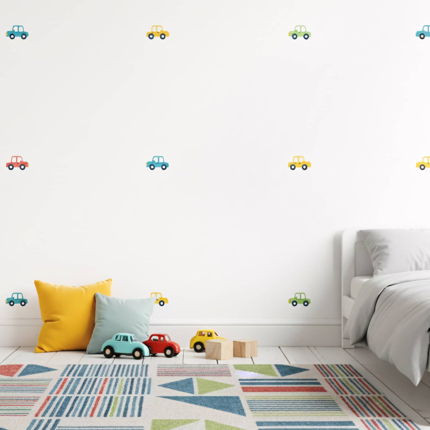 Décoration murale et jouets assortis dans une chambre enfant avec des stickers voitures. Chambre avec tapis coloré, disponible au Maroc. Multicolore