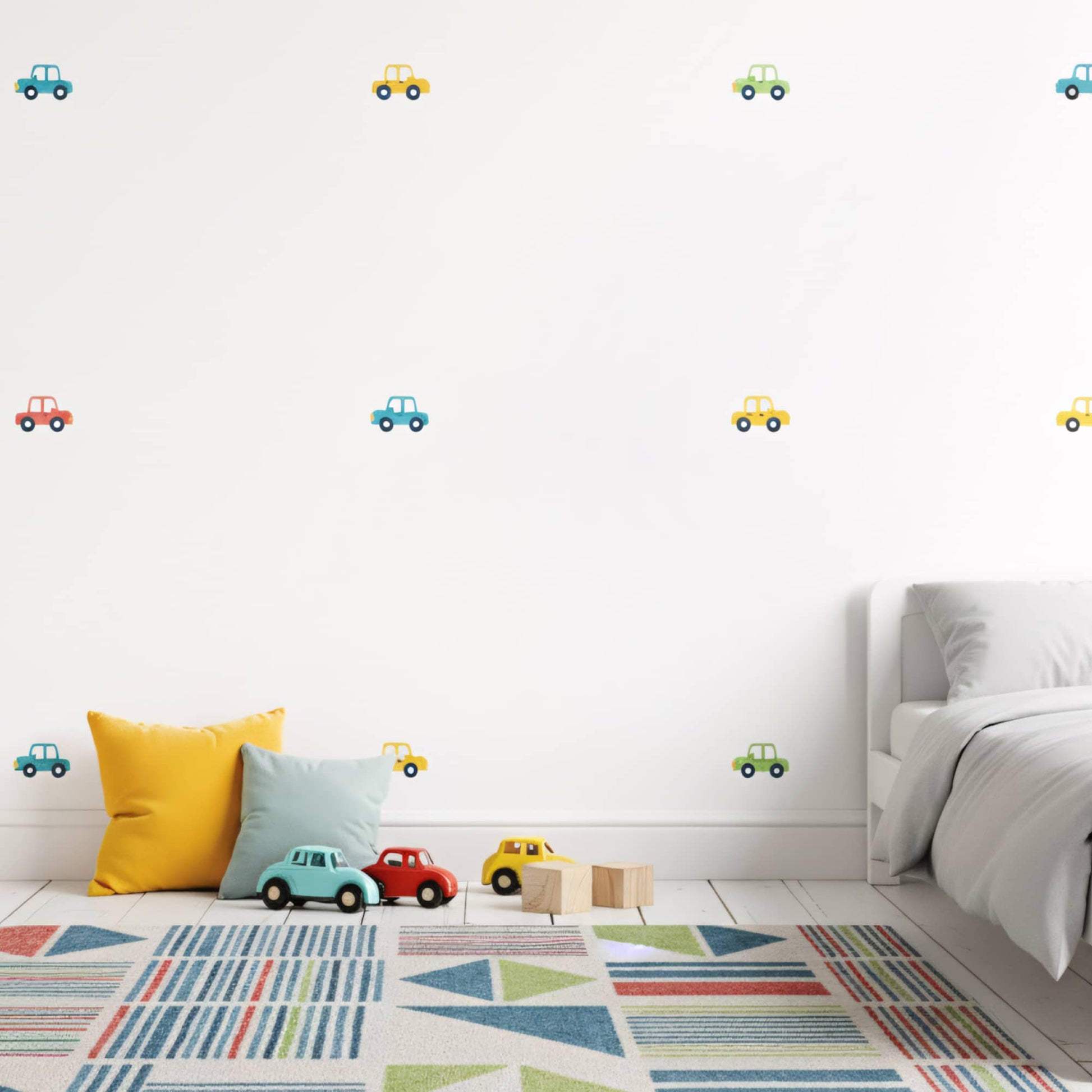 Décoration murale et jouets assortis dans une chambre enfant avec des stickers voitures. Chambre avec tapis coloré, disponible au Maroc. Multicolore