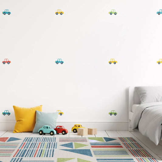 Décoration murale et jouets assortis dans une chambre enfant avec des stickers voitures. Chambre avec tapis coloré, disponible au Maroc. Multicolore