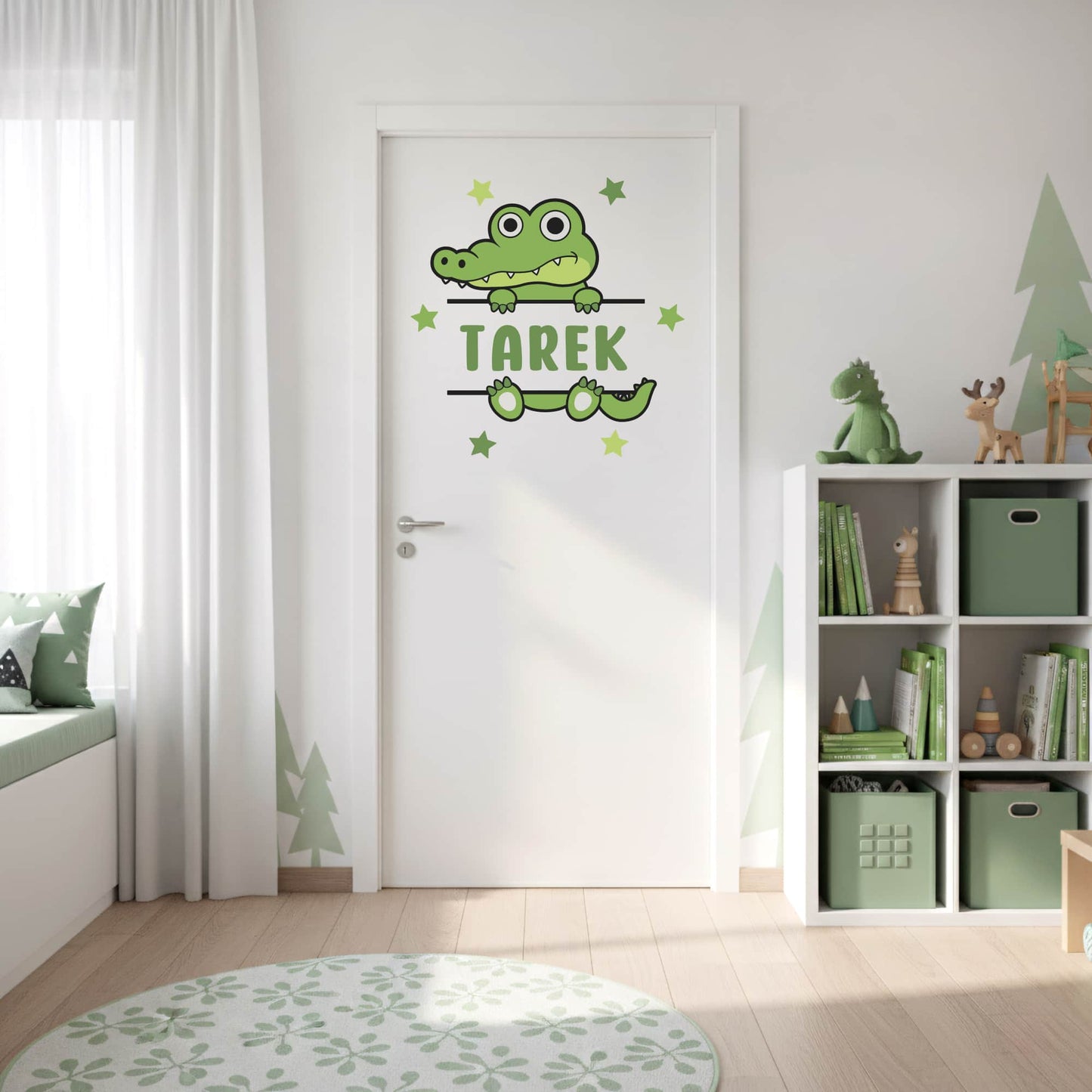 Sticker prénom personnalisé Crocodile sur porte blanche. Décoration chambre enfant Maroc, thème jungle.