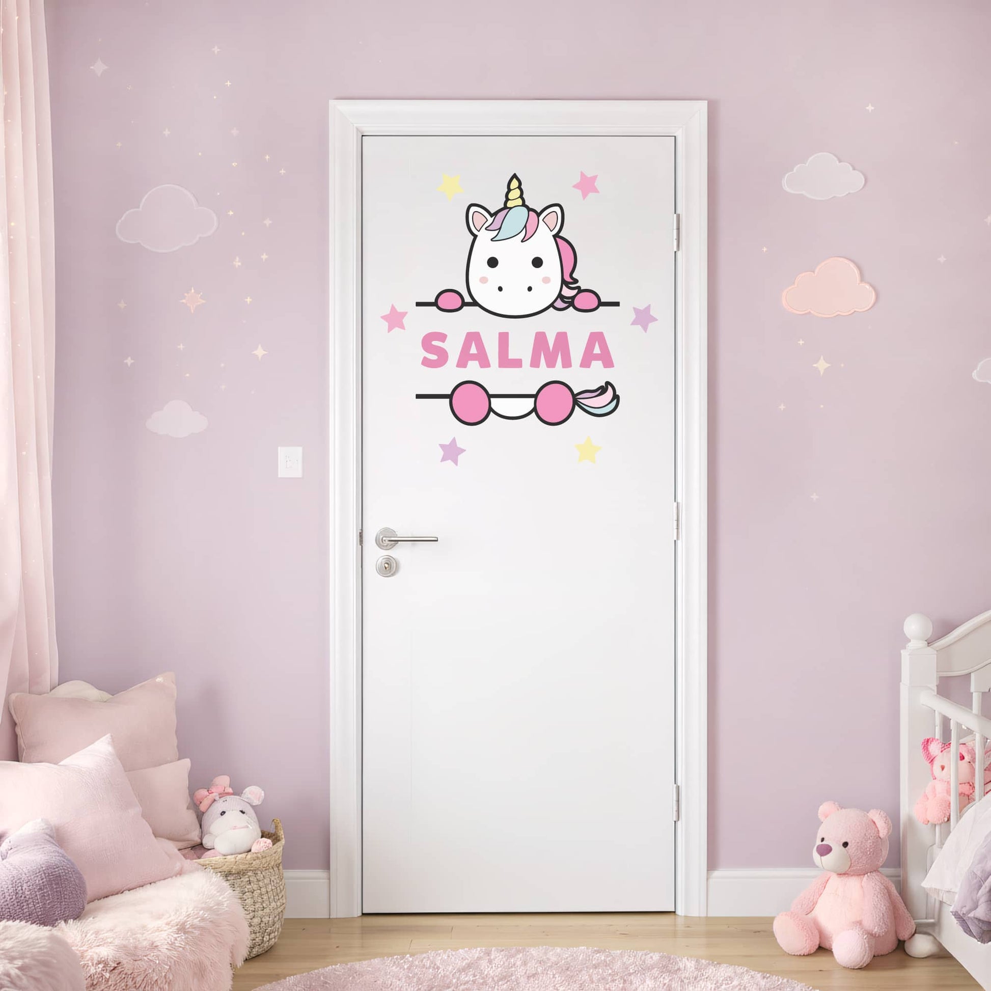 Sticker prénom personnalisé Licorne sur porte blanche. Décoration chambre fille Maroc, ambiance rose.