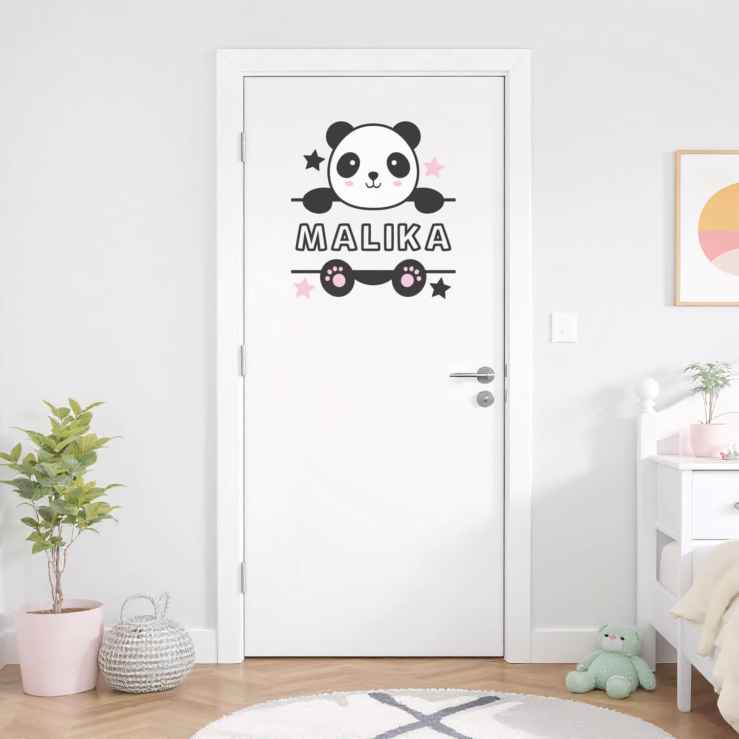 Sticker prénom personnalisé Panda sur porte blanche. Décoration chambre fille Maroc, ambiance douce et noir et blanc.