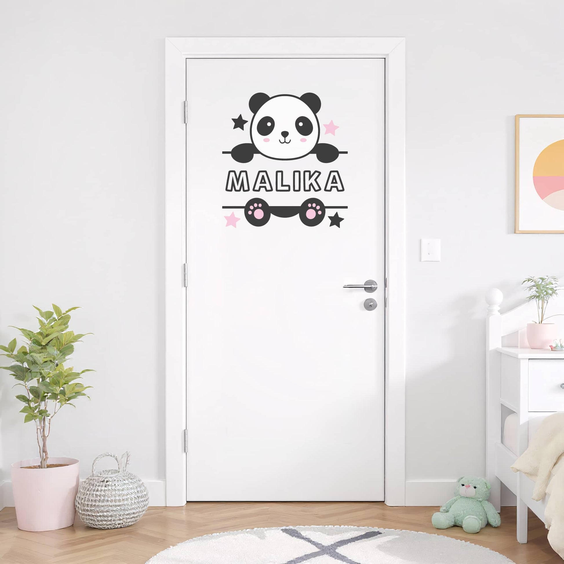 Sticker prénom personnalisé Panda sur porte blanche. Décoration chambre fille Maroc, ambiance douce et noir et blanc.