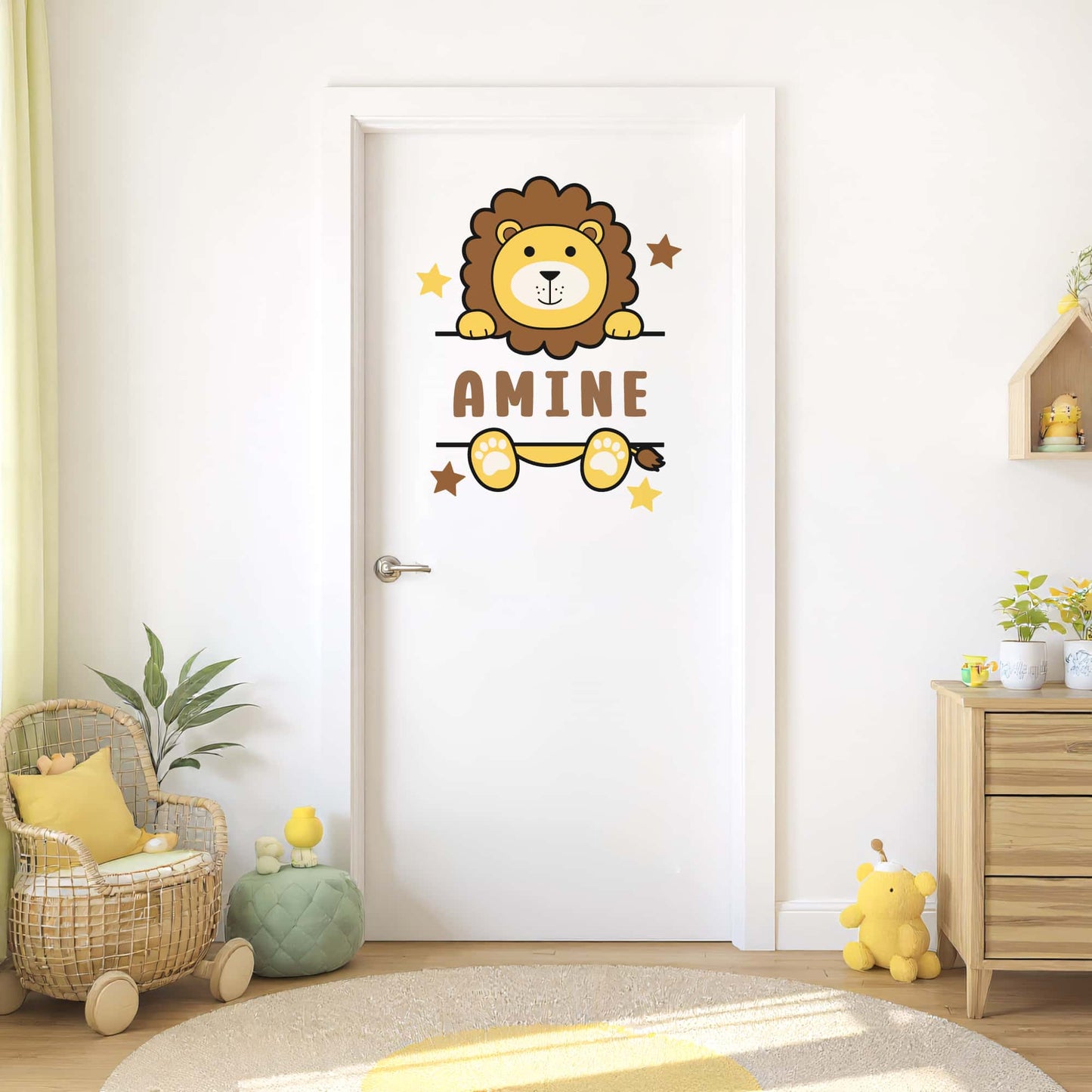 Stickers animaux prénom Lion sur porte blanche. Décoration murale chambre enfant au Maroc, thème safari.
